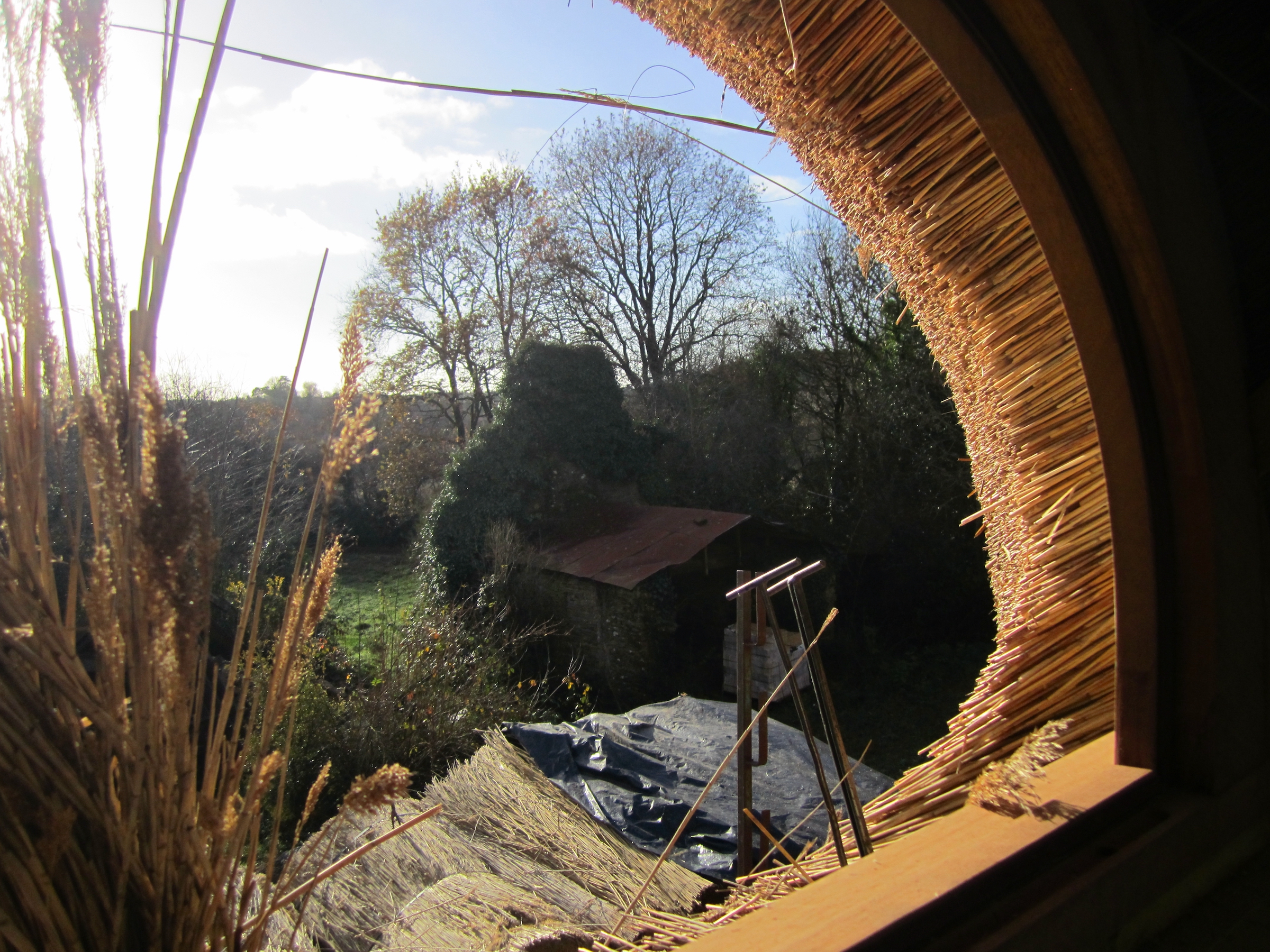 Vue depuis une lucarne en chaume pendant le chantier